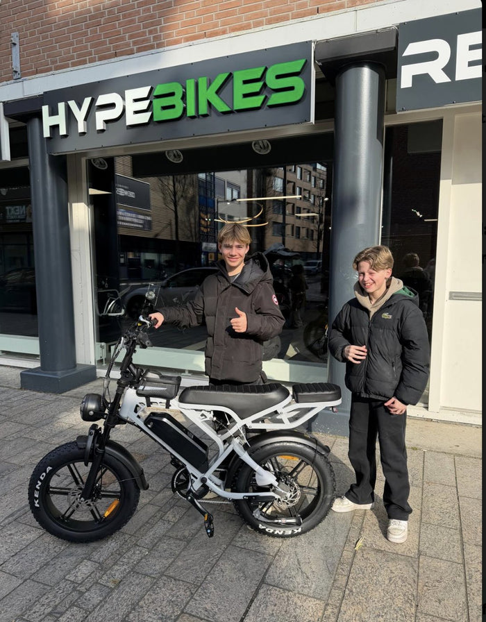 Twee klanten met hun nieuwe fatbike voor de Hypebikes-showroom